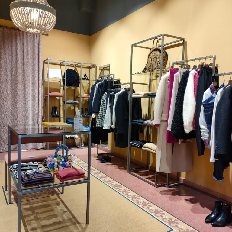 arredamento per negozi di abbigliamento